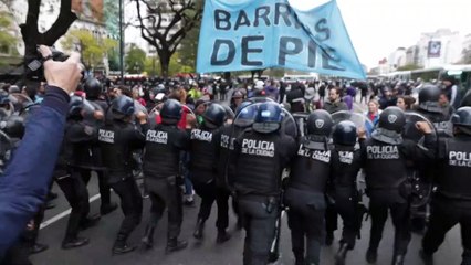 Manifestantes toman la principal avenida de Buenos Aires en protesta por crisis