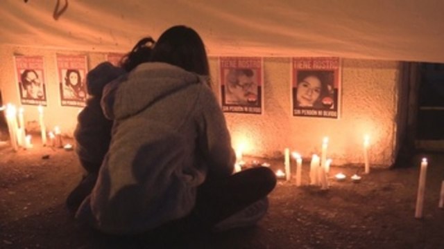Miles de velas iluminan el estadio Nacional, el mayor campo de concentración de la dictadura chilena