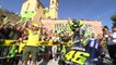 Valentino Rossi mengendarai MotoGP nya ke sirkuit dari rumah