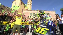 Valentino Rossi mengendarai MotoGP nya ke sirkuit dari rumah