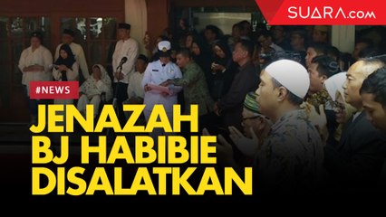 Pelayat dan Keluarga Langsungkan Salat Jenazah di Rumah Duka Habibie
