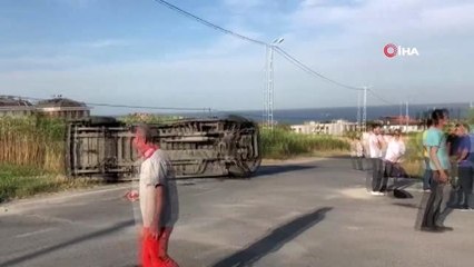 Beylikdüzü'nde öğrencileri taşıyan minibüs takla attı