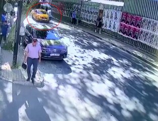 Yolda yürüyen kadının yaşadığı kaza kamerada