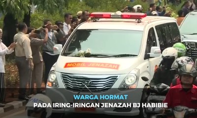 Haru! Warga Hormat dan Lambaikan Tangan Saat Mobil Jenazah BJ Habibie Melintas