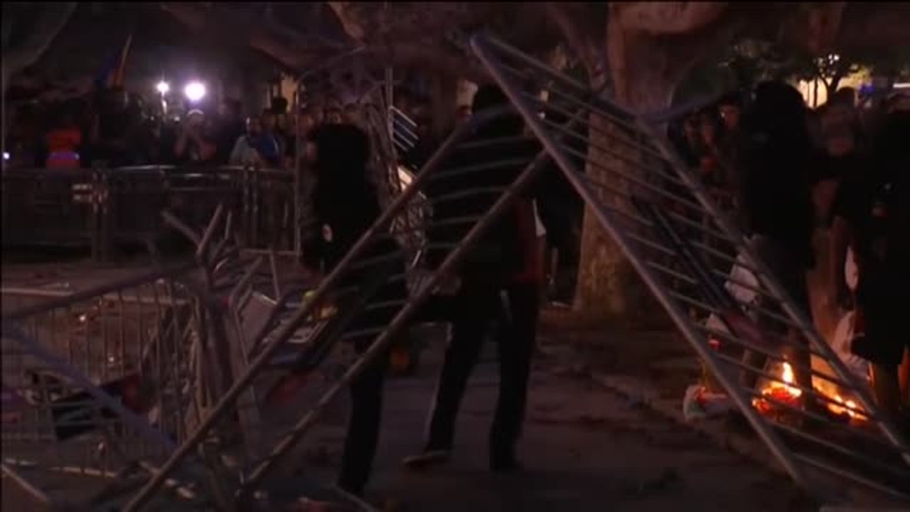 La Diada termina con fuertes disturbios frente al Parlament