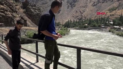 Hakkari zap'ta tuttukları balıkları satarak, harçlıklarını çıkarıyorlar