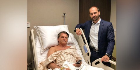 Bolsonaro "junior" se saca una foto con una pistola a la cintura mientras visita al Presidente brasileño en el hospital