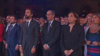 Presos, "exiliados" y sus maletas, protagonistas del acto final de la Diada