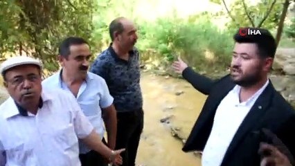 Ev ve arazilerine suyun içinde geçerek ulaşıyorlar