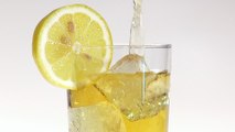 Voilà pourquoi vous devez éviter les tranches de citron dans vos boissons au bar et au restaurant