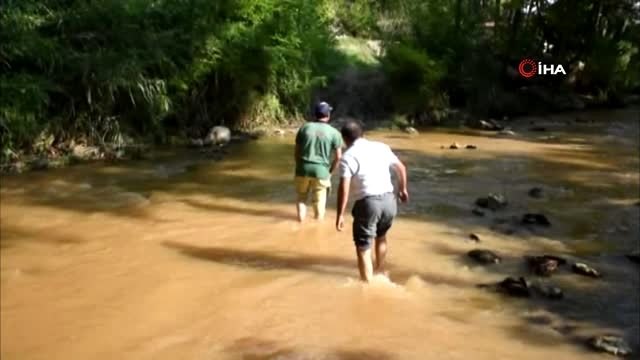 Ev ve arazilerine suyun içinde geçerek ulaşıyorlar