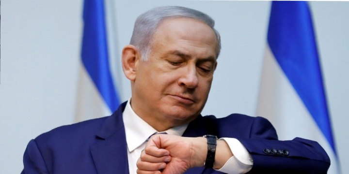 Sirenas antiaéreas hacen salir por patas al Primer Ministro israelí Netanyahu e interrumpir uno de sus mítines