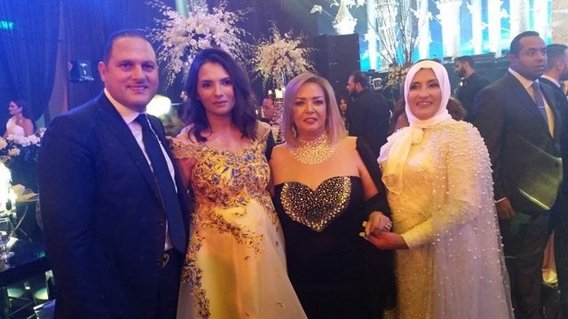 فيديو دموع والدة هنا الزاهد وشقيقتها بحفل زفافها.. وهذا ما فعله العريس