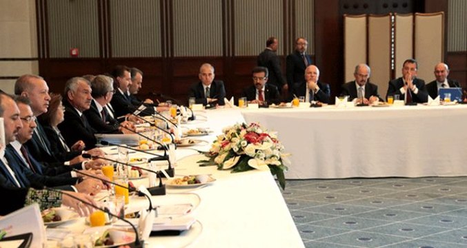 İBB Başkanı Ekrem İmamoğlu'ndan kırık sandalye polemiğine ilişkin açıklama geldi