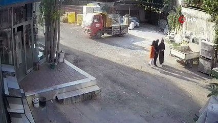 Sokak ortasında paylaştılar! O anlar kamerada