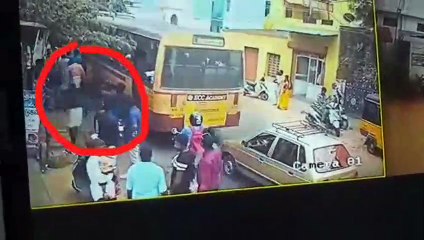சாலையோரம் நின்றவர் மீது மோதிய அரசு பஸ்.. டிரைவருக்கு அடி உதை!-வீடியோ