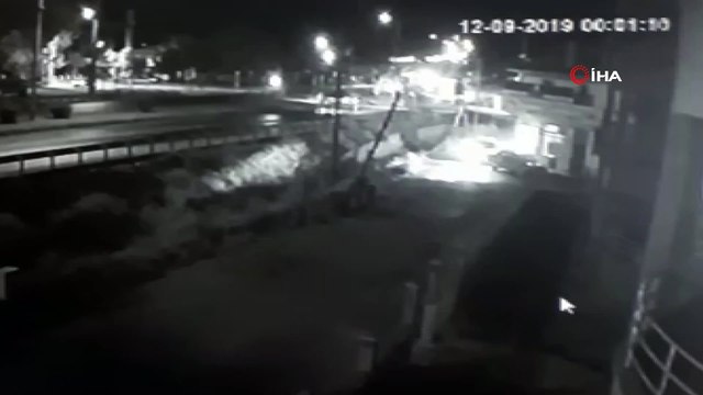 Tır kavşağa ters şeritten giren otomobile böyle çarptı