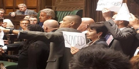 Los parlamentarios británicos indignados se rebelan contra la suspensión del Parlamento cantando, exhibiendo carteles y gritando