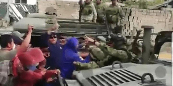 Duro enfrentamiento entre militares y civiles en México acaba a palos, piedras y tiros al aire