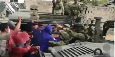 Duro enfrentamiento entre militares y civiles en México acaba a palos, piedras y tiros al aire