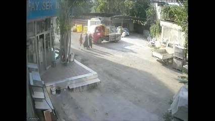 Çaldıkları altın ve paraları sokak ortasında paylaştılar