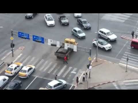 Kamionit i plas goma, shoferi nuk ndalet dhe vazhdon rrugën