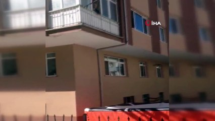 Camdan atlamaya kalkan Alzheimer hastası kadını itfaiye kurtardı