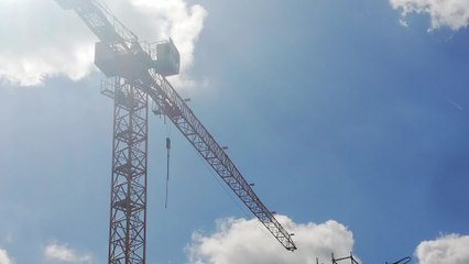 Chantier crèche de Bouzanton à Mons: un homme sur la grue