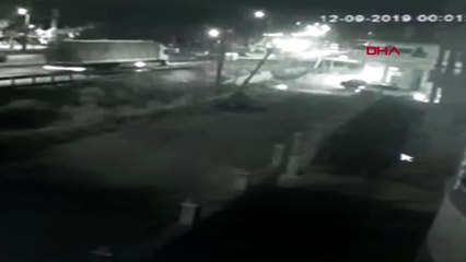 Manisa tersten girdiği kavşakta tır'la çarpışan otomobilin sürücüsü, olay yerinden ayrıldı