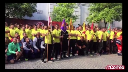 Más de 200 militares de la Unidad Militar de Emergencias se han lanzado hoy a la dársena del río Guadalquivir