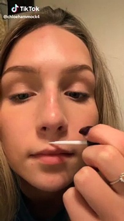 Le défi consistant à coller les lèvres avec colle à cils pour leur donner un aspect plus riche