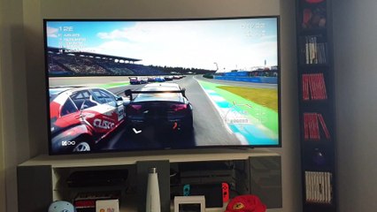 Grid Autosport : 1 er contact, pad Switch en main