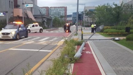 출근 중 경찰이 전복 승용차 운전자 구조 / YTN