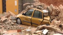 Una vivienda se derrumba debido a las fuertes lluvias y aplasta un coche