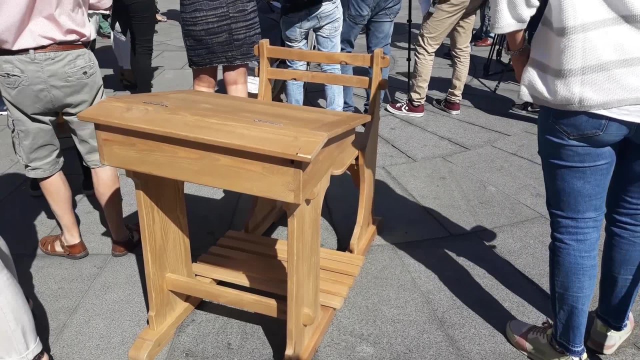 Sacan a la calle un 'pupitre gitano' para visibilizar sus "dificultades y barreras"