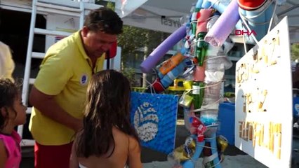 Muğla halk plajından toplanan atıklarla çöpten adam yaptılar