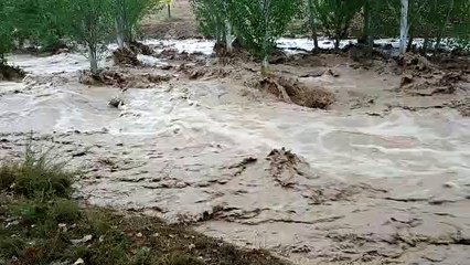 La riada crece a su paso en Caudete (Albacete)
