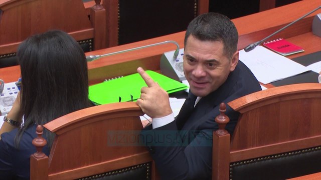 Godet Bushati: Politika po rrezikon negociatat - News, Lajme - Vizion Plus