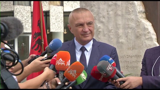 21 vjetori i vrasjes së Azem Hajdarit, politika homazhe në nder të tij - Lajme - Vizion Plus
