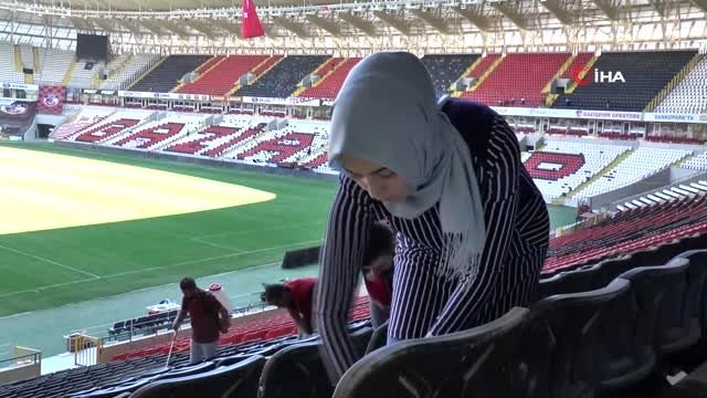 (Özel haber) Beşiktaş maçı öncesi gönüllü gençler stadı temizledi