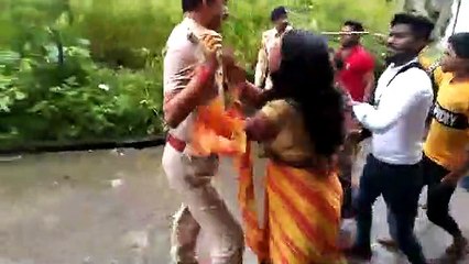 अवैध दारू की कार्यवाही दौरान इंस्पेक्टर को महिला ने पीटा