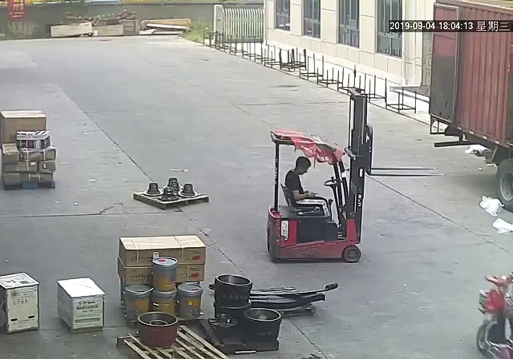 Une femme à scooter ne voit pas les fourches d’un chariot élévateur et fonce direct dedans