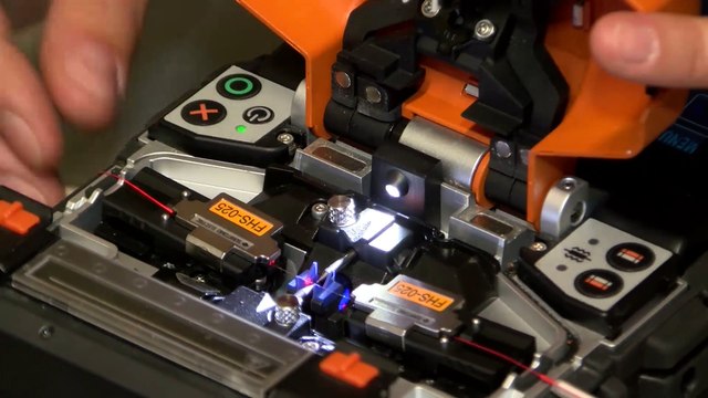 Délmonstration de soudure de fibre optique.