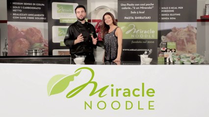 Riso Miracle Noodle saltato con verdure su crema di zucchine