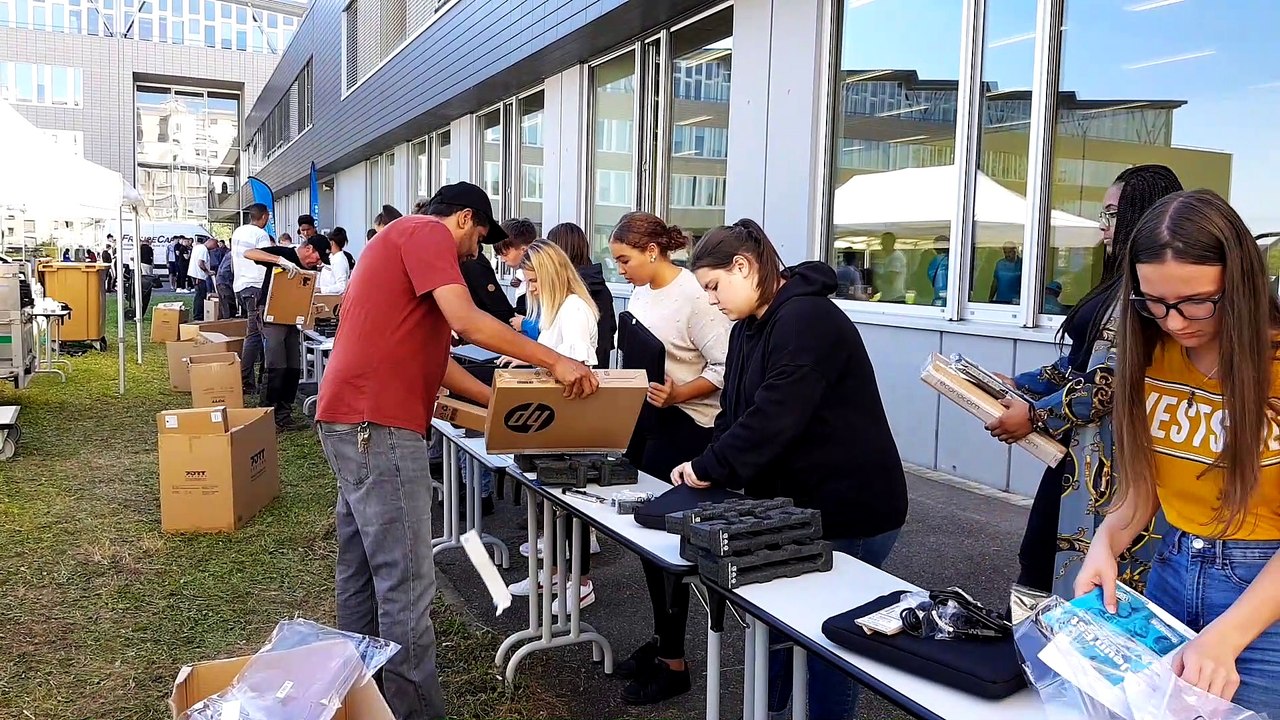 2050 ordinateurs à la queue leu leu au lycée Mermoz