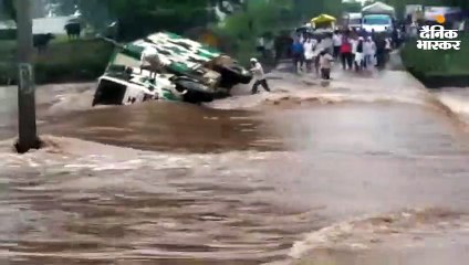 तेज बहाव मे पलटा सेना का ट्रक, जवानों ने तैरकर बचाई जान