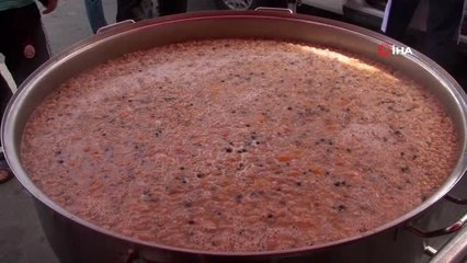 Ataşehir'de dev kazanlarda hazırlanan aşureler vatandaşlara dağıtıldı