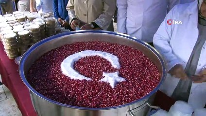 Sancaktepe Belediyesi, 4 meydanda halka aşure dağıttı