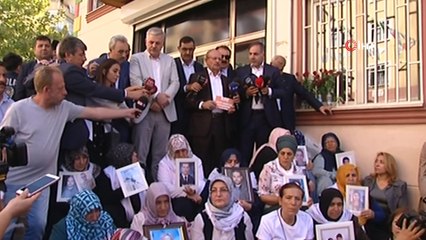 HDP önünde eylem yapan ailelere aşiret liderlerinden destek
