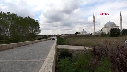 Edirne'de, tarihi köprünün altında define aramışlar